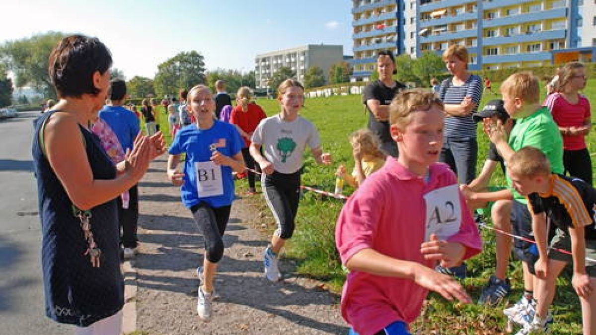 17.09. Weimar. Das 12. Integratives Sportfestauf dem Gelände der Herderschule stand unter dem Motto: Gemeinsam und ohne Vorurteile bewegen. Im Bild: Teilnehmer und Schaulustige beim 