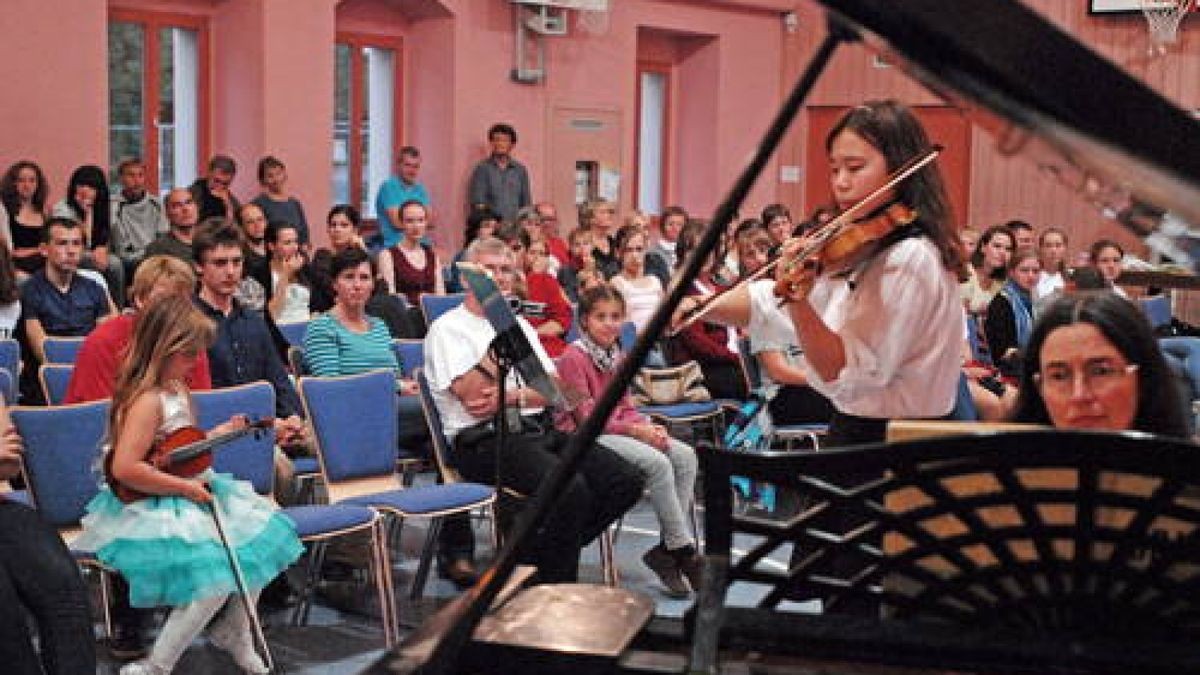 17.09. Weimar. Im Rahmen eines Schüleraustausches fand ein Russischer Abend im Sportsaal der Waldorfschule statt. Im Bild rechts: Maina Elena Nesterenko, Pianistin aus Weimar; an der Violine Hyojeong Kim. Foto: Hannsjörg Schumann