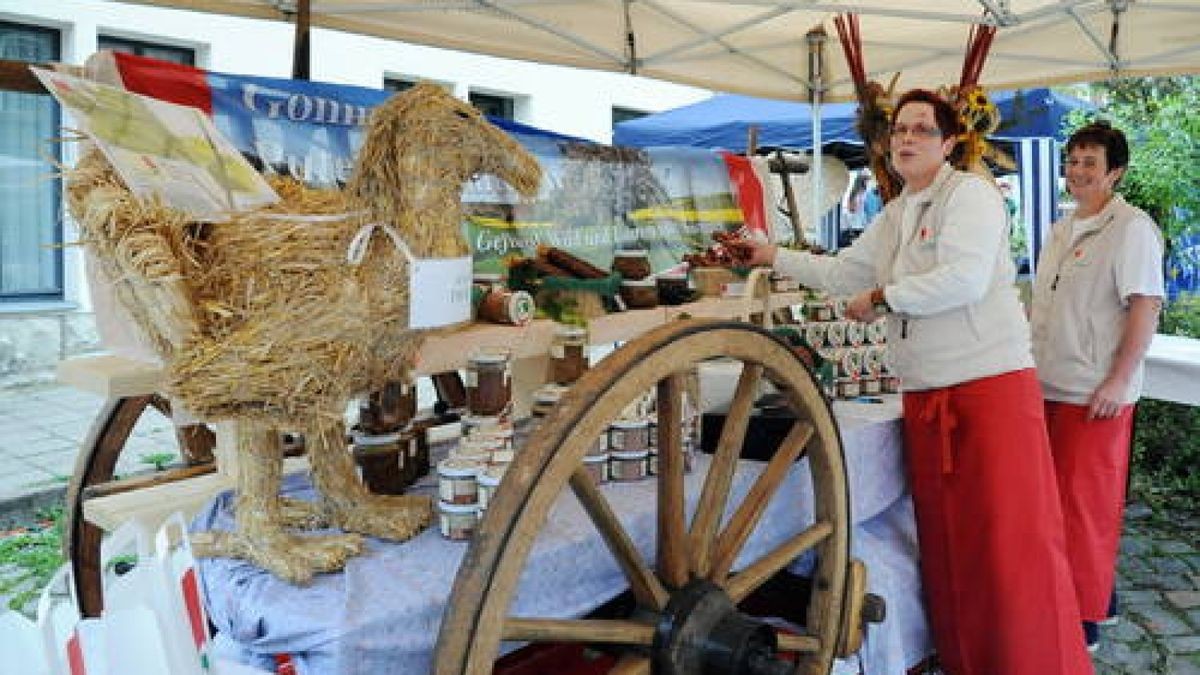 15.09. Weimar. Entdecken, probieren und genießen - So war die 2. Regionale Genussmesse im Weimarer Land zum Denkmaltag überschrieben. Im Landgut Holzdorf boten Selbstvermarkter ihre Produkte an. Foto: Michael Baar