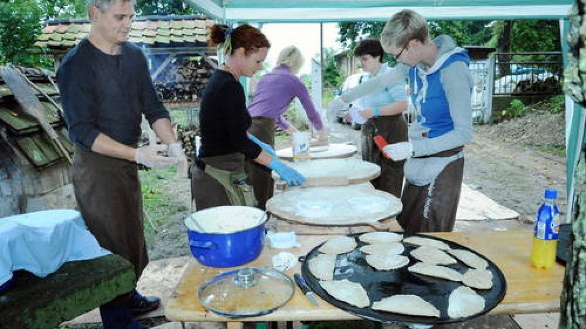 15.09. Weimar. Entdecken, probieren und genießen - So war die 2. Regionale Genussmesse im Weimarer Land zum Denkmaltag überschrieben. Im Landgut Holzdorf boten Selbstvermarkter ihre Produkte an. Foto: Michael Baar