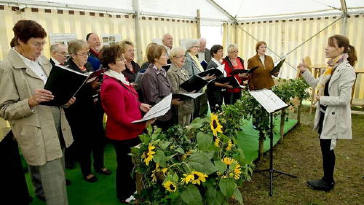 15.09. Troistedt. 25 Jahre Dorfchor: Das Jubiläumskonzert erfreute am Dorfplatz vor dem Pfarrhaus die Zuhörer. Aktuell wird der Chor von Jana Billert geleitet (rechts im Bild). Sie ist Referendarin am Goethegymnasium. Foto: Maik Schuck