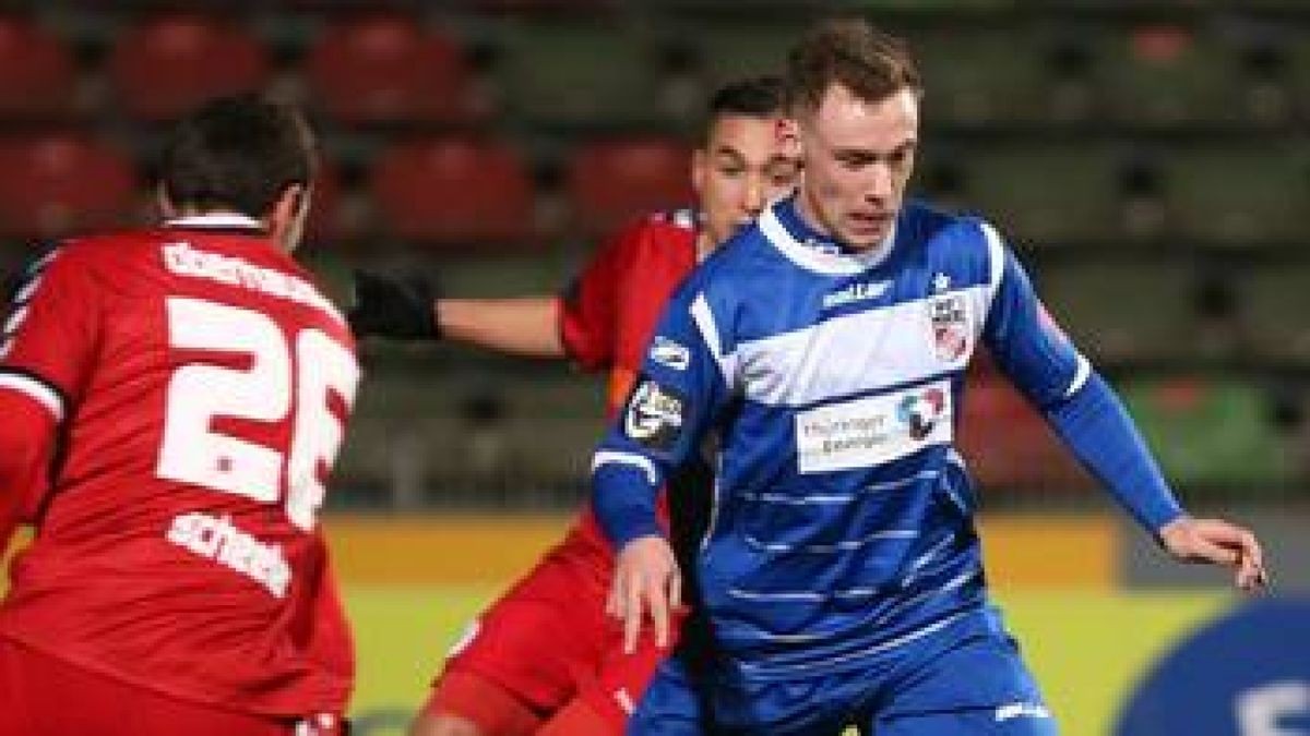 Stürmer Federico Palacios-Martínez (blaues Trikot), hier im Testspiel am vergangenen Mittwoch gegen Oberhausen (2:2), ist der aktuelle Neuzugang des FC Rot-Weiß Erfurt. Foto: Frank Steinhorst
