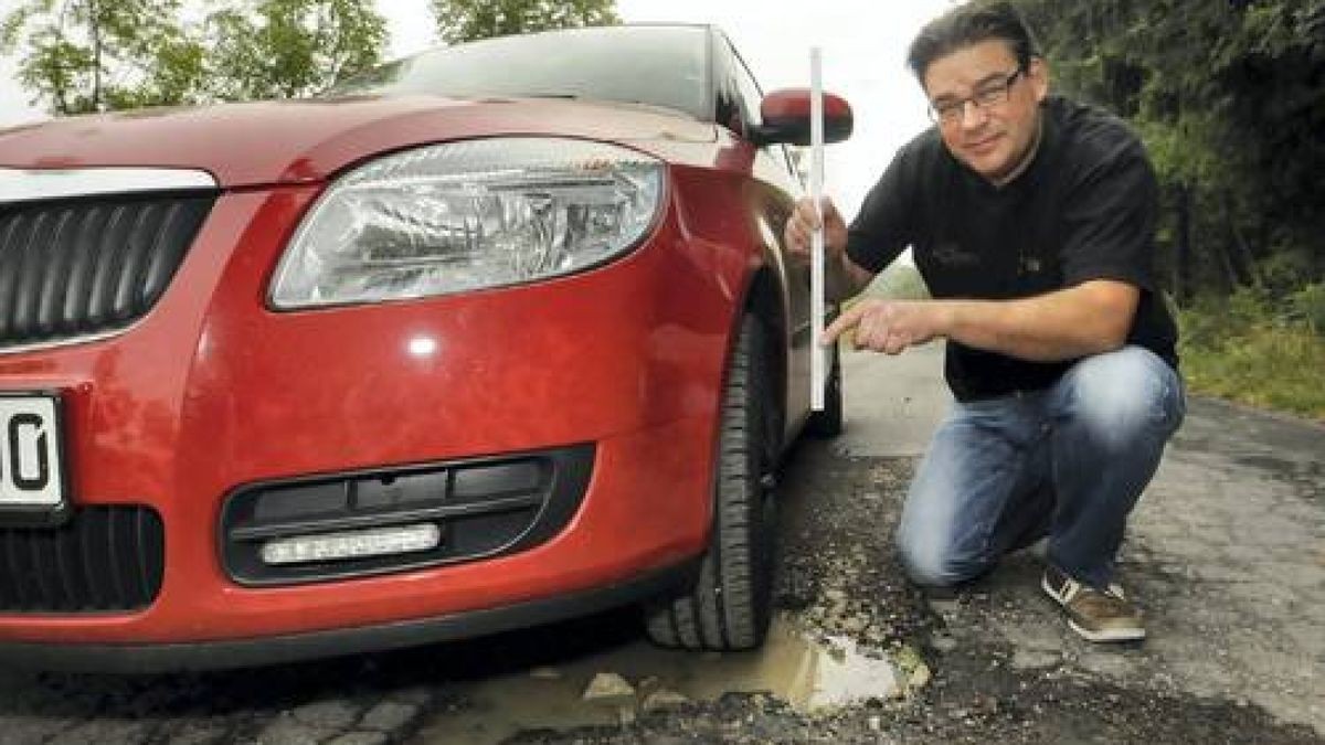 11.09. Auf der Teststrecke von Meckfeld bis zur Stiefelburg hat Gastwirt Denis König an seinem Wagen bereits zwei Reifen eingebüßt. Foto: Hartmut Schwarz