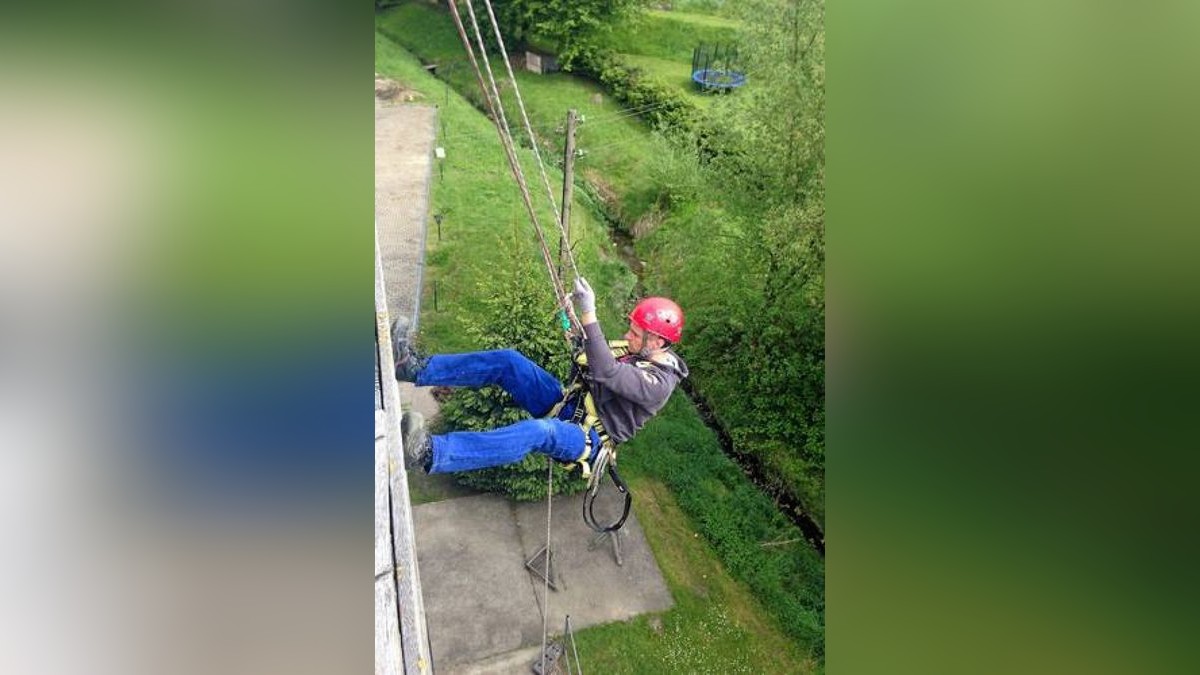 10.09. Kein Windrad, sondern eine Trainingswand zeigt diesen KTW-Mitarbeiter in der Ausbildung bei der Höhensicherheitstechnik Hebold. Foto: privat