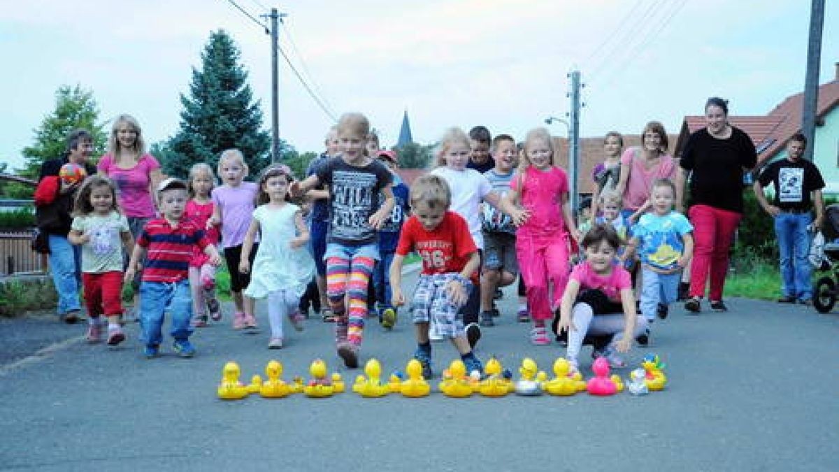 07.09. Vippachedelhausen. Startschuss für das traditionelle Entenrennen zum Parkfest. Es fand diesmal auf der Vippach statt - mit einem dramatischen Vorspiel. Foto: Michael Baar