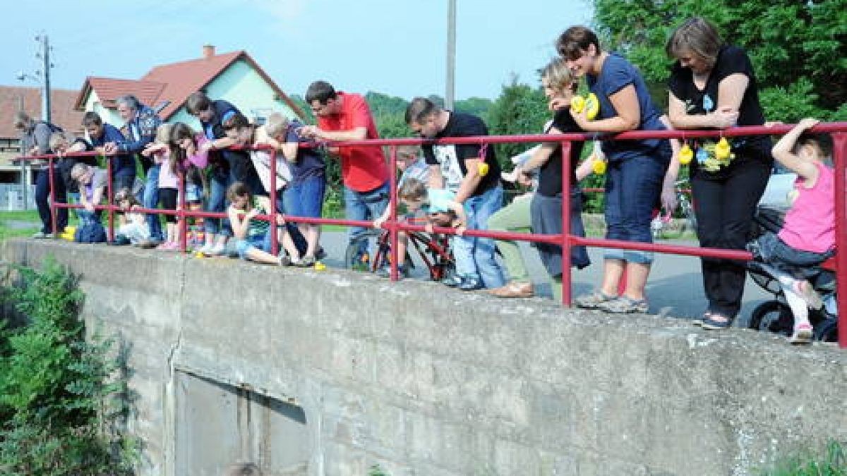 07.09. Vippachedelhausen. Das traditionelle Entenrennen zum Parkfest fand diesmal auf der Vippach statt. Es gab ein dramatisches Vorspiel. Foto: Michael Baar