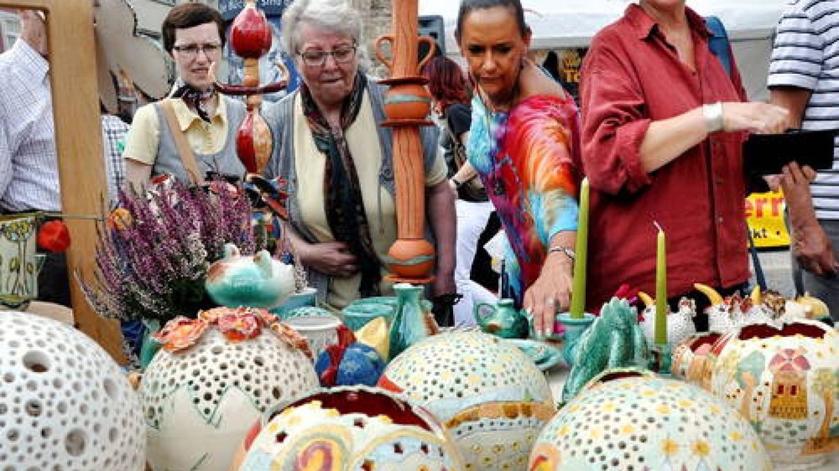 07.09. Weimar. Groß war das Gedränge auf dem 24. Weimarer Töpfermarkt am Wochenende. Tradionell wurden Gesellen freigesprochen.  Foto: Sabine Brandt