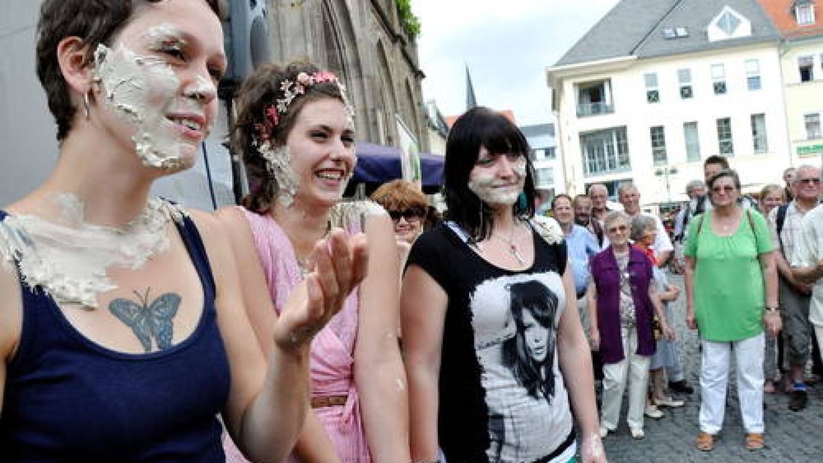 07.09. Weimar. Auf dem Töpfermarkt wurden traditionell Gesellen freigeschlagen. Obermeister Christian Wolff durfte diesmal Jenny Adler, Tatjana Hildebrand und Franziska krohn (von links) den Schlicker um die Ohren hauen. Foto: Sabine Brandt