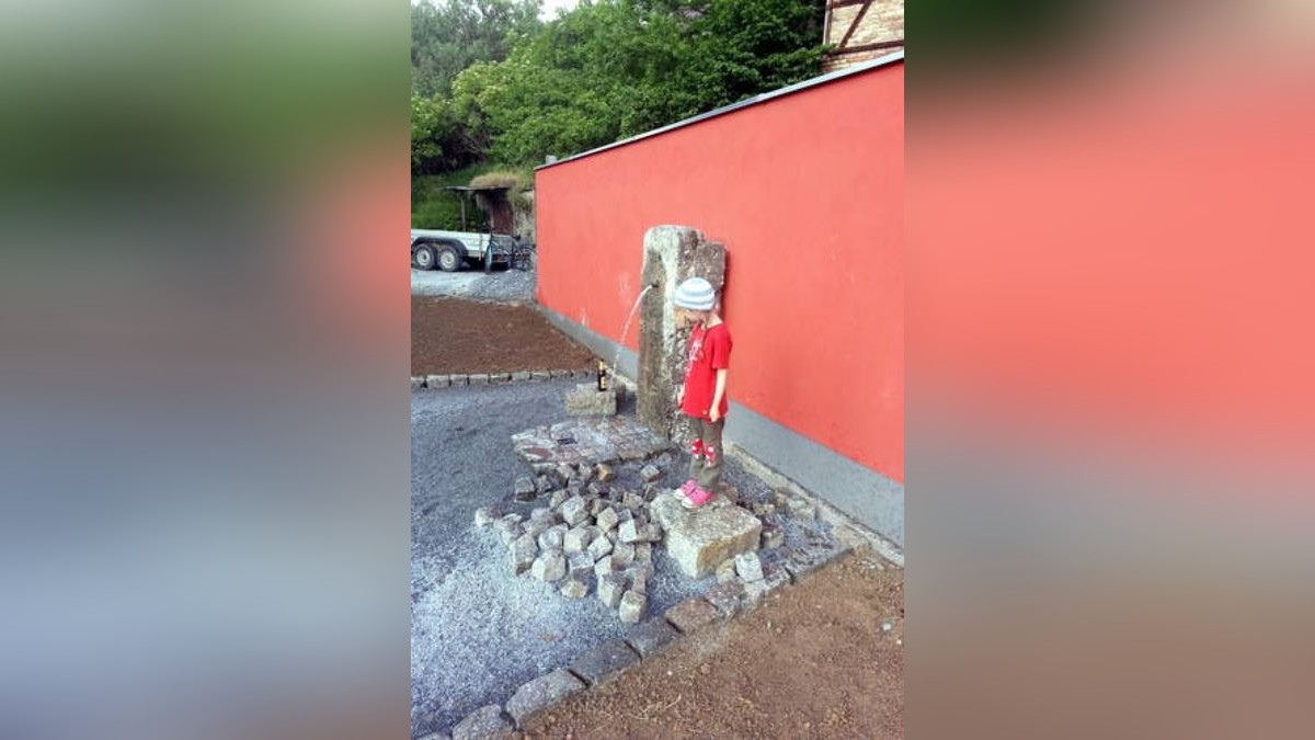 05.09. Barchfeld. Wo früher Altglas entsorgt wurde, plätschert heute ein zweiter, neuer Dorfbrunnen. Foto: privat