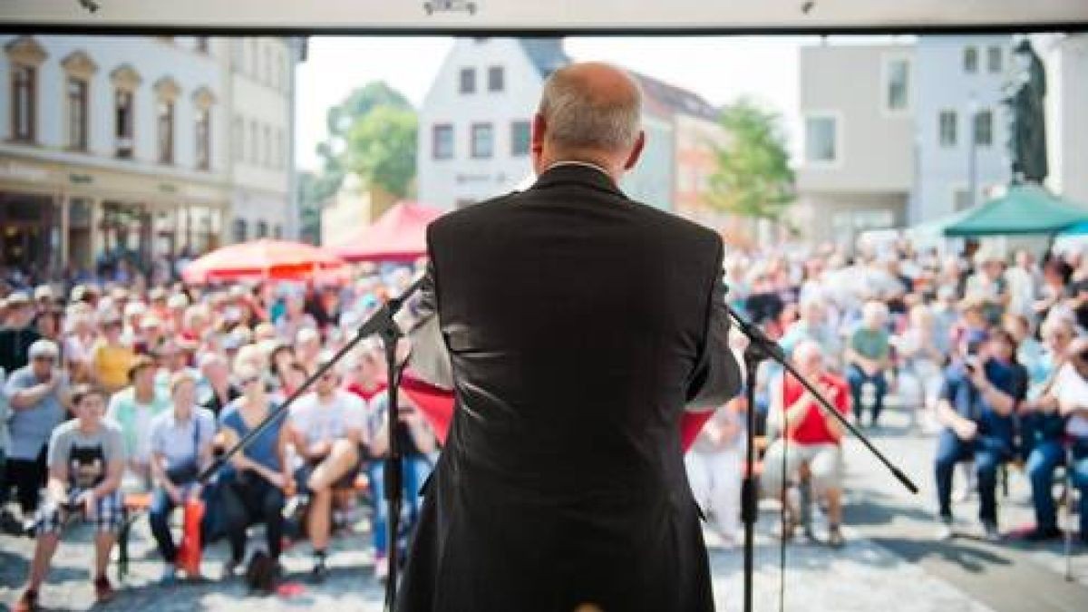 05.09. Weimar. Anlässlich der bevorstehenden Landtagswahl in Thüringen machten Bodo Ramelow (Fraktionschef/DIE LINKE) und Gregor Gysi (im Foto, Fraktionsvorsitzender der Linksfraktion im Bundestag) auf ihrer Trailertour in der Klassikerstadt Station. Foto: Sascha Fromm