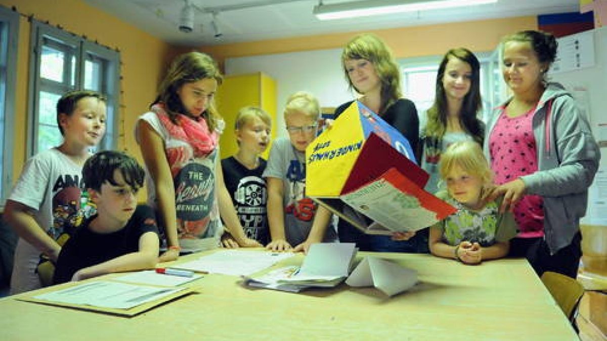 05.09. Weimar. U18-Wahl im Kinderhaus: Wie im Wahllokal der Erwachsenen wurde 18 Uhr die Stimmabgabe beendet und ausgezählt. Mit dabei waren Dustin, Lucas Alinda, Benito, Friedrich, Janin Schnicke, Stella (vorn), Lena und Jana (von links). Foto: Michael Baar