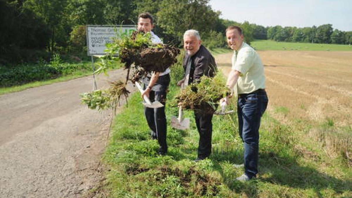 05.09. Öttern. Den ersten Spatenstich für den Lückenschluss des Ilmtal-Radwanderweges zwischen Oettern und Buchfart nahmen Mike Mohring, Landrat Münchberg und Mellingens Bürgermeister Eberhard Hildebrandt vor. Foto: Michael Baar