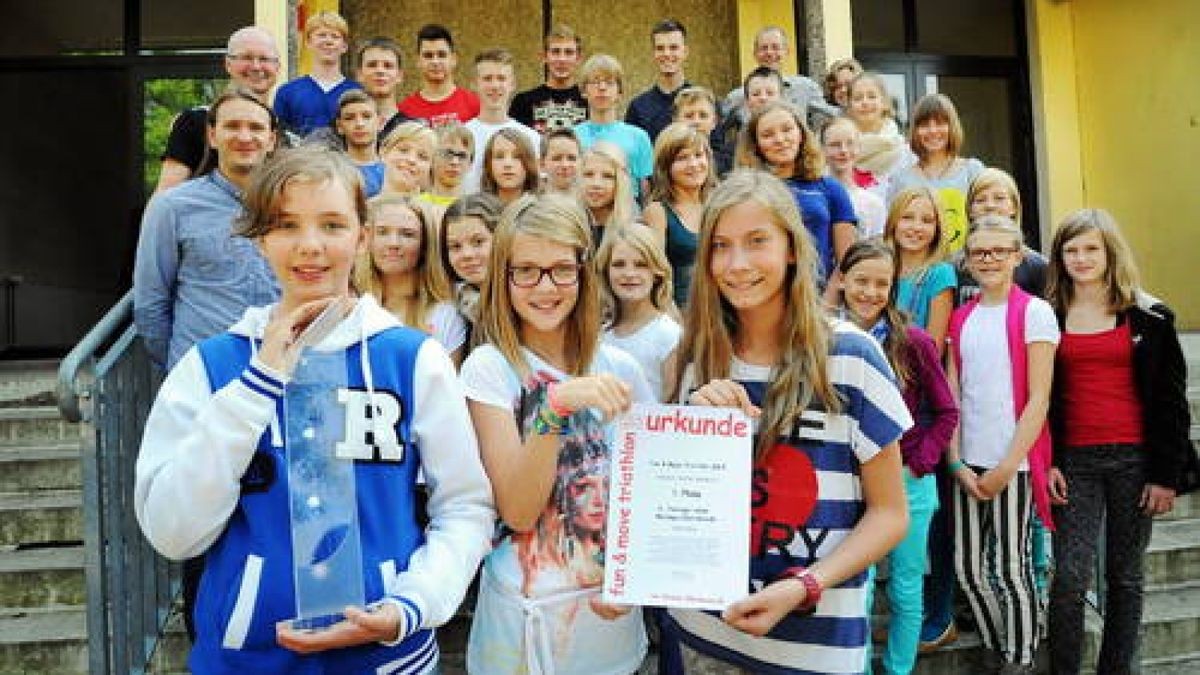 05.09. Weimar. Die Mellinger Sieger des TA-Schulpokals vom Fun-&-Move Triathlon 2014. Vorn: Vanessa Merten, Maxima Hermanns und Sarah Fratzschler aus der Klasse 6/2, die in der Staffel gewannen, wie alle im Einzel starteten und zum Sieg in der Schulwertung beitrugen. Foto: Michael Baar