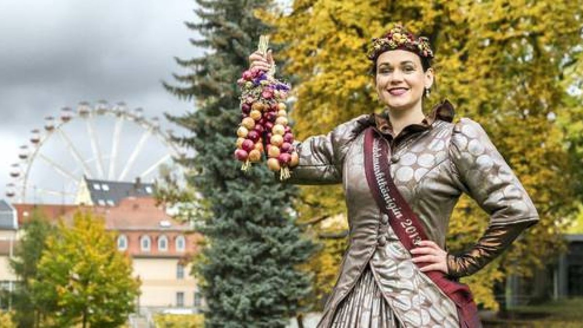 04.09. Weimar. Wer wird die neue Zwiebelmarkt-Königin? Zum 25. Mal suchen die Stadt Weimar und die Thüringer Allgemeine eine junge Frau als Antwort auf diese Frage. Im Bild: Anni I., die noch amtierende Königin über die Zwiebel. Archiv-Foto: Henry Sowinski