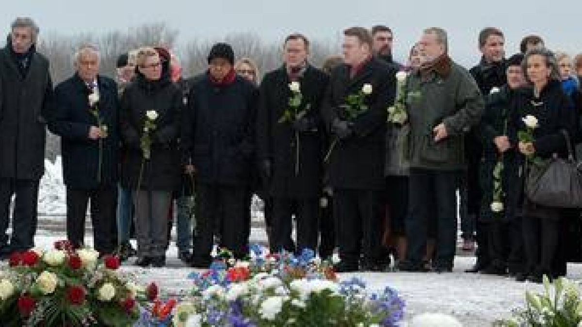 Auf dem Appellplatz des ehemaligen Konzentrationslagers Buchenwald wurden weiße Rosen niedergelegt. Foto: Alexander Volkmann