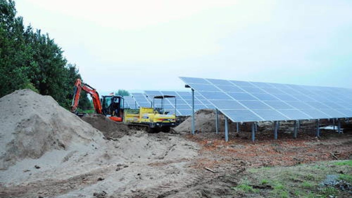 03.09. Nohra. Der neue Solarpark befindet sich auf einer Fläche von sechs Hektar im UNO Gewerbegebiet. Die Gemeinde befürchtet, dass sie womöglich Fördergelder zurückgeben muss. Foto: Michael Baar