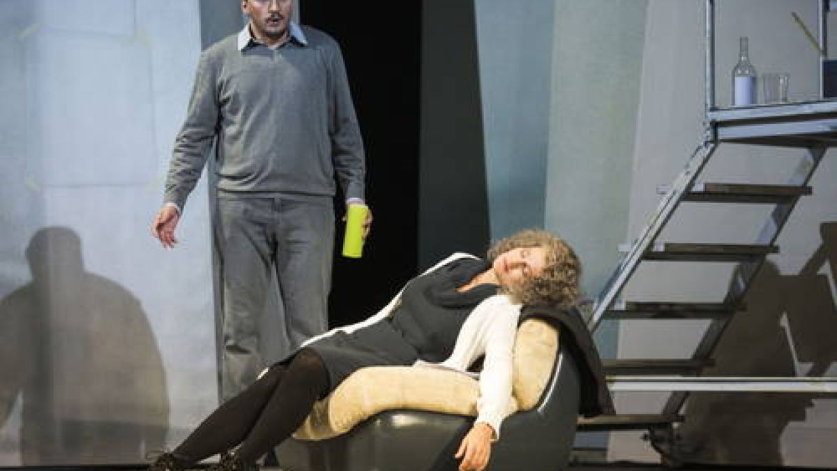 03.09. Weimar. LA BOHÈME von Giacomo Puccini feiert am Samstag dieser Woche im Deutschen Nationaltheater Weimar Premiere. Im Bild: Artjom Korotkov (Rodolfo) und Johanni van Oostrum (Mimì) Foto: Kerstin Schomburg 