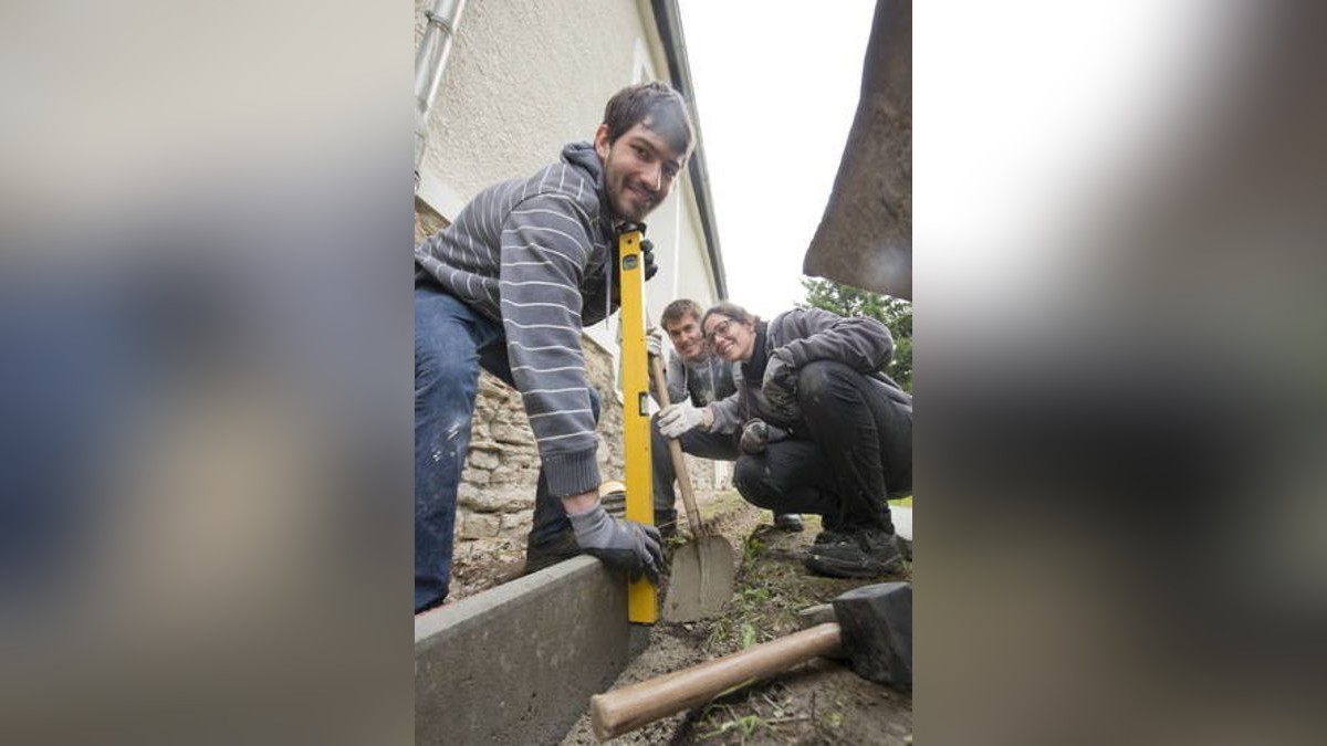 03.09. Vippachedelhausen. Während des zweiten Internationalen Baucamp bringen Fabian Schneider aus Weimar, Thomas Kickinger aus Wien und Isis Amaral aus Brasilien (v.l.n.r.) die Sanierung der Kirche voran. Foto: Maik Schuck