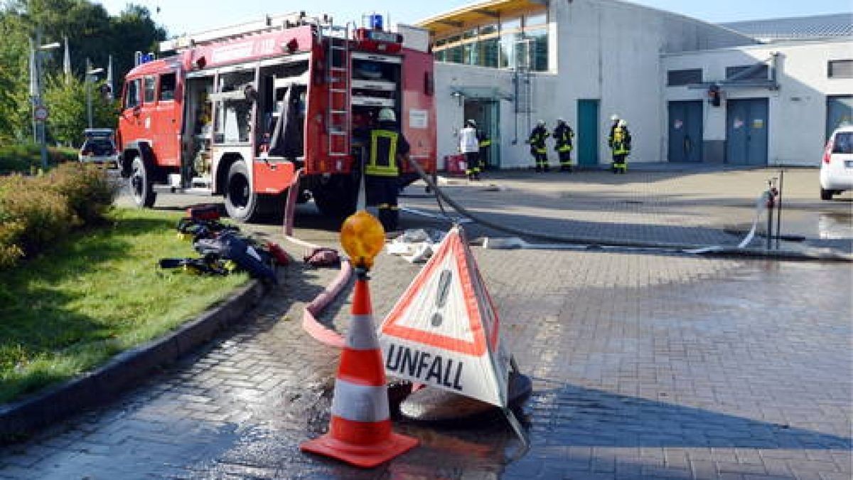 02.09. Hohenfelden. Feuerwehren der Kranichfelder Verwaltungsgemeinschaft probten den Ernstfall in der Avenid-Therme am Stausee. Foto: Bernd Rödger