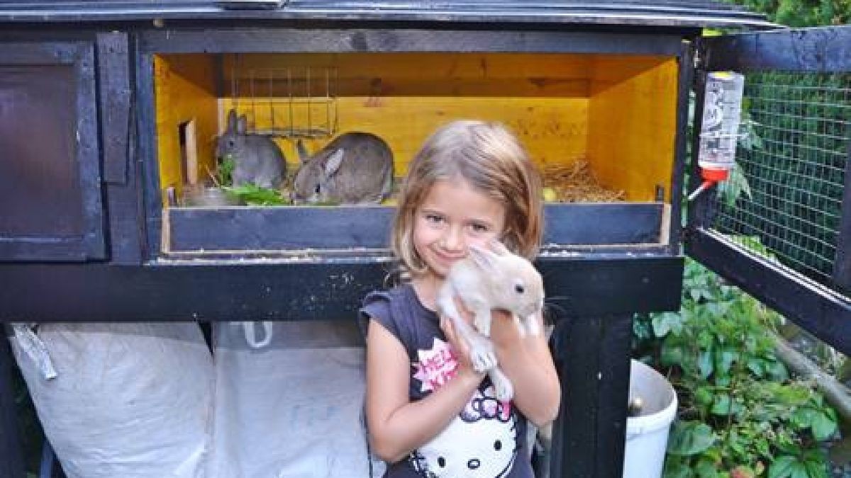 02.09. Stedten-Ilm. Thea-Louisa (5) hat drei Zwergkaninchen. Im Bild: Thea mit Kaninchen vor dem Stall und einem Jungtier im Arm. Foto: Bernd Rödger