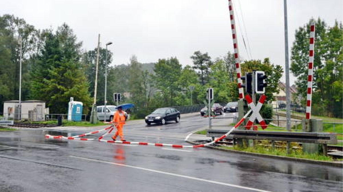 02.09. Tannroda. Da die Bahnschranke defekt war, musste mit Warnband abgesperrt werden. Foto: Bernd Rödger