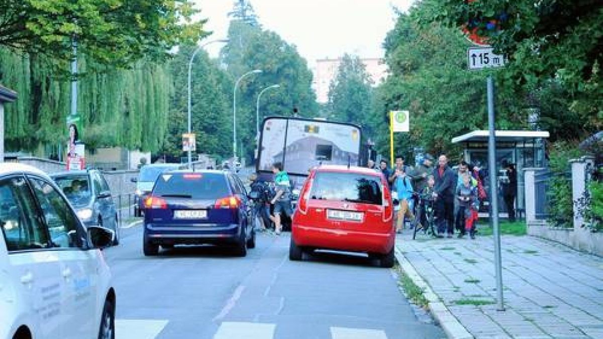 02.09. Weimar. Unsicherer Schulweg: Die Schüler liefen am ersten Schultag hinter dem Schulbus auf die Shakespearestraße. Der Gegenverkehr sah sie erst im letzten Moment. Foto: Michael Baar