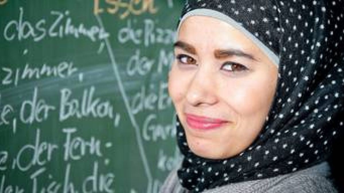 Bild 1: Haneen (18) kommt aus Syrien und ist Schülerin der Thomas-Mann-Schule in Erfurt. Die Schule, die im Einzugsbereiche mehrer Heime für Asylbewerber liegt, hat einen hohen Anteil von Flüchtlingskindern. Um sie so gut und so schnell wie möglich in den Schulaalltag zu integrieren, haben die Lehrer besondere Strukturen geschaffen. Fotos: Alexander Volkmann
