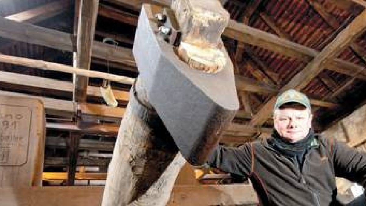 Der Tobiashammer ist eine große, wasserkraftgetriebene Schmiedehammeranlage in Ohrdruf, die auf das Jahr 1482 zurückgeht. Seit 1983 ist der Tobiashammer ein technisches Denkmal und Museum. Das Foto zeigt den Museumsleiter Thomas Kalbitz vor dem historischen Arbeitsgerät. Foto: Alexander Volkmann
