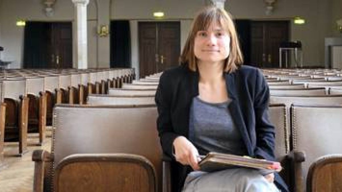 Babett Forster, Leiterin der Kustodie der Universität Jena, in der Aula des Uni-Hauptgebäudes (UHG). Foto: Ulrike Merkel