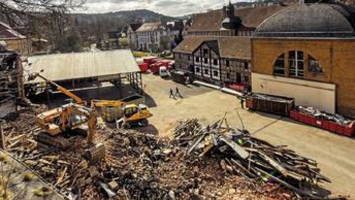 Anfang der Woche haben Abrissarbeiten an der Stadtparkseite begonnen. Malz- und Sudhaus gegenüber bleiben stehen. Lutz Hoch wünscht sich hier künftig eine Gaststätte. Der Traum vom Wohnungsbau dagegen liegt auf Eis, das Risiko ist ihm zu hoch. Stattdessen bevorzugt er ein Parkhaus. Foto: Sascha Willms