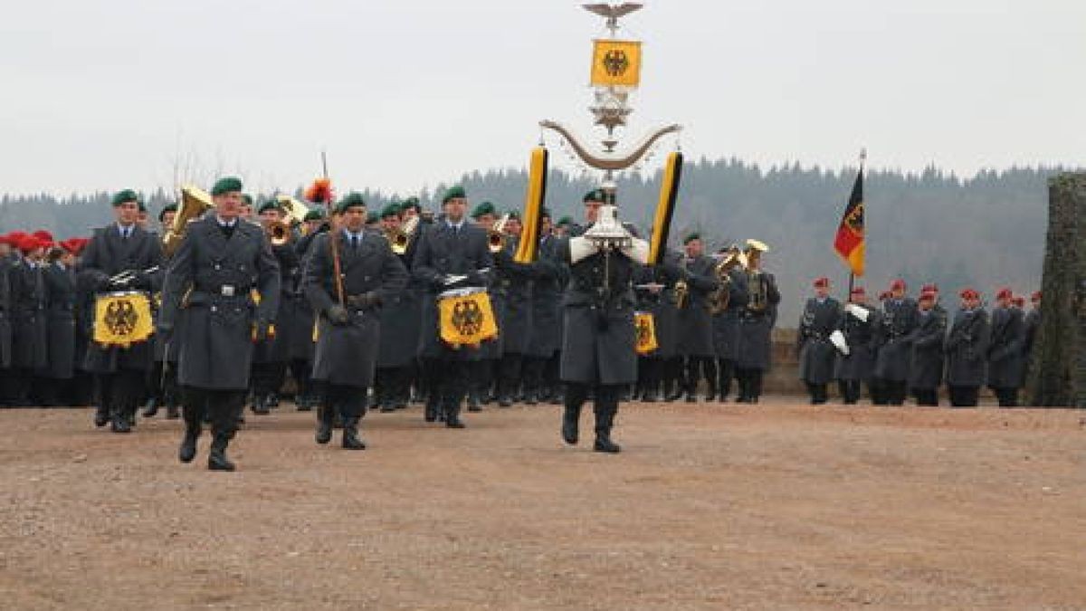 Kommandoübergabe an Oberstleutnant Dirk Werneke am Kyffhäuser-Denkmal Bad Frankenhausen. Er ist neuer Kommandeur des Versorgungsbataillon 131. Dazu gehören über 1000 Soldaten an vier Standorten, darunter auch in Bad Frankenhausen. Foto: Ingolf Gläser