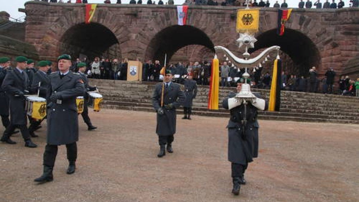 Kommandoübergabe an Oberstleutnant Dirk Werneke am Kyffhäuser-Denkmal Bad Frankenhausen. Er ist neuer Kommandeur des Versorgungsbataillon 131. Dazu gehören über 1000 Soldaten an vier Standorten, darunter auch in Bad Frankenhausen. Foto: Ingolf Gläser