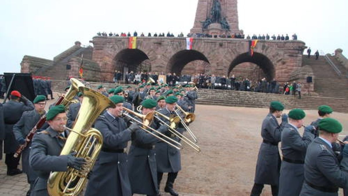 Kommandoübergabe an Oberstleutnant Dirk Werneke am Kyffhäuser-Denkmal Bad Frankenhausen. Er ist neuer Kommandeur des Versorgungsbataillon 131. Dazu gehören über 1000 Soldaten an vier Standorten, darunter auch in Bad Frankenhausen. Foto: Ingolf Gläser