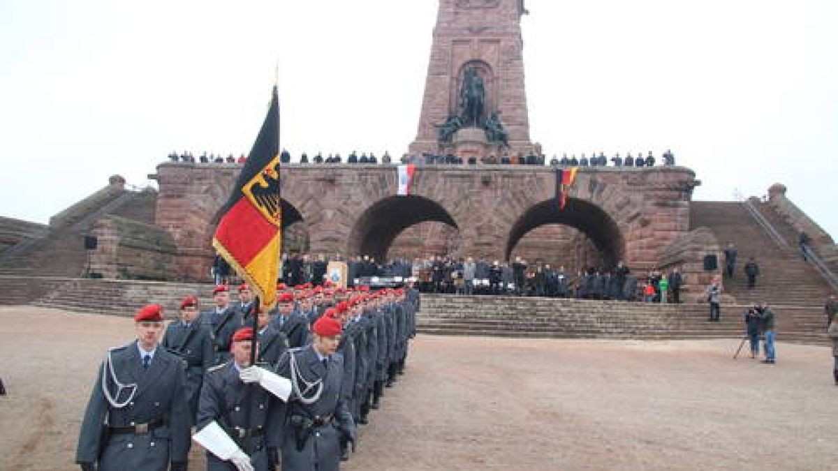 Kommandoübergabe an Oberstleutnant Dirk Werneke am Kyffhäuser-Denkmal Bad Frankenhausen. Er ist neuer Kommandeur des Versorgungsbataillon 131. Dazu gehören über 1000 Soldaten an vier Standorten, darunter auch in Bad Frankenhausen. Foto: Ingolf Gläser