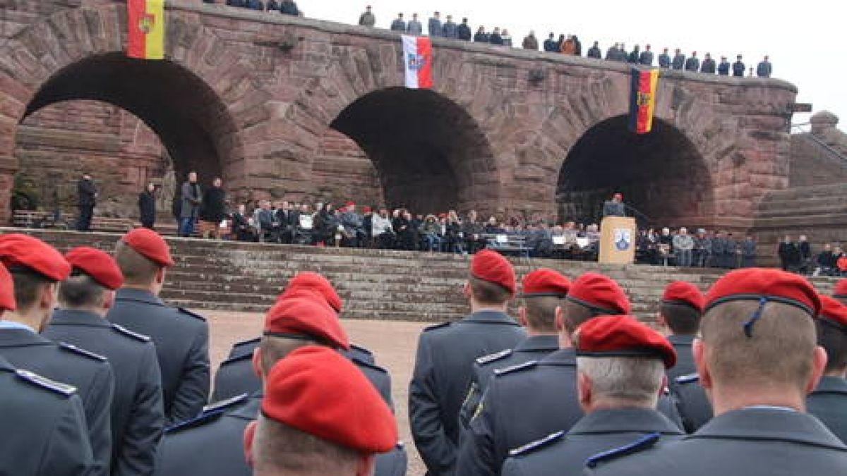 Kommandoübergabe an Oberstleutnant Dirk Werneke am Kyffhäuser-Denkmal Bad Frankenhausen. Er ist neuer Kommandeur des Versorgungsbataillon 131. Dazu gehören über 1000 Soldaten an vier Standorten, darunter auch in Bad Frankenhausen. Foto: Ingolf Gläser