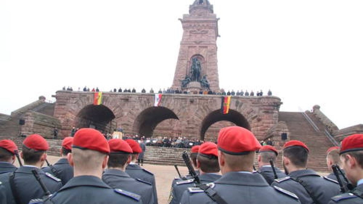 Kommandoübergabe an Oberstleutnant Dirk Werneke am Kyffhäuser-Denkmal Bad Frankenhausen. Er ist neuer Kommandeur des Versorgungsbataillon 131. Dazu gehören über 1000 Soldaten an vier Standorten, darunter auch in Bad Frankenhausen. Foto: Ingolf Gläser