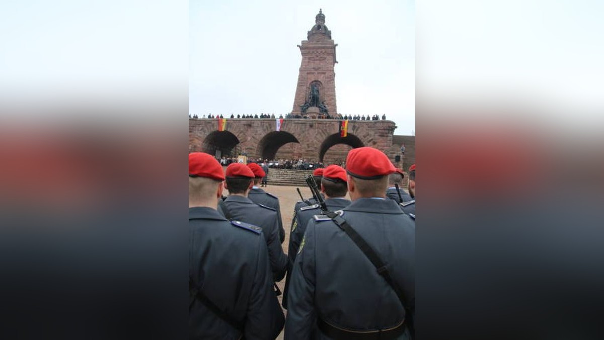 Kommandoübergabe an Oberstleutnant Dirk Werneke am Kyffhäuser-Denkmal Bad Frankenhausen. Er ist neuer Kommandeur des Versorgungsbataillon 131. Dazu gehören über 1000 Soldaten an vier Standorten, darunter auch in Bad Frankenhausen. Foto: Ingolf Gläser