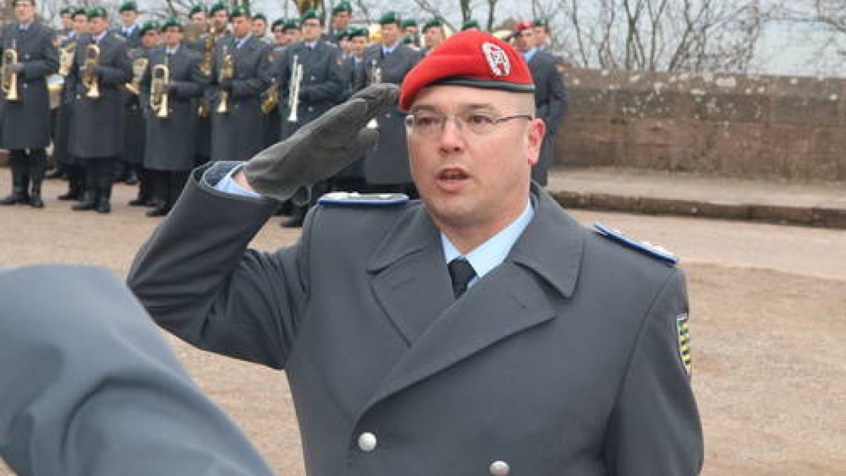 Kommandoübergabe an Oberstleutnant Dirk Werneke am Kyffhäuser-Denkmal Bad Frankenhausen. Er ist neuer Kommandeur des Versorgungsbataillon 131. Dazu gehören über 1000 Soldaten an vier Standorten, darunter auch in Bad Frankenhausen. Foto: Ingolf Gläser