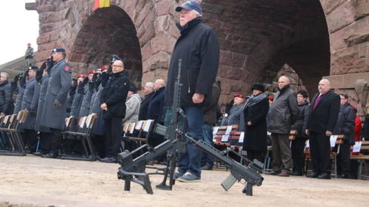 Kommandoübergabe an Oberstleutnant Dirk Werneke am Kyffhäuser-Denkmal Bad Frankenhausen. Er ist neuer Kommandeur des Versorgungsbataillon 131. Dazu gehören über 1000 Soldaten an vier Standorten, darunter auch in Bad Frankenhausen. Foto: Ingolf Gläser