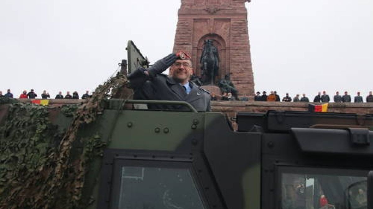 Kommandoübergabe an Oberstleutnant Dirk Werneke am Kyffhäuser-Denkmal Bad Frankenhausen. Er ist neuer Kommandeur des Versorgungsbataillon 131. Dazu gehören über 1000 Soldaten an vier Standorten, darunter auch in Bad Frankenhausen. Foto: Ingolf Gläser