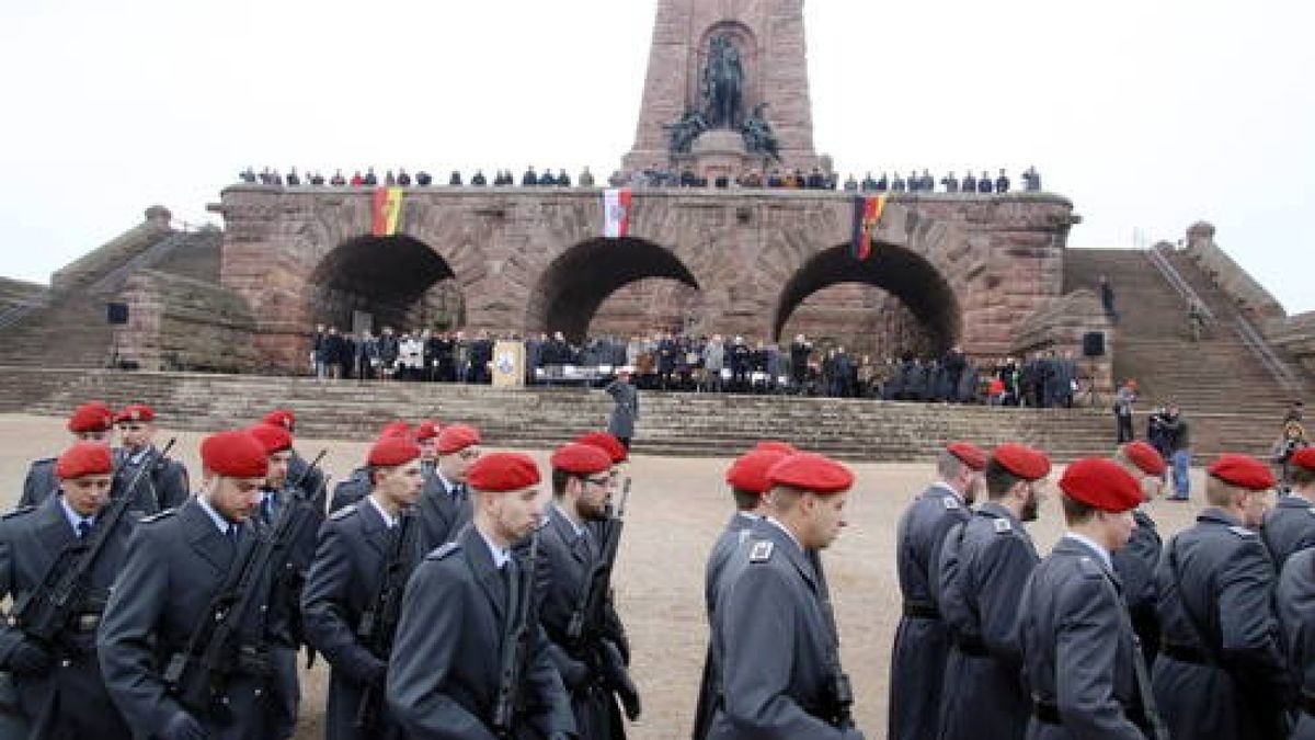 Kommandoübergabe an Oberstleutnant Dirk Werneke am Kyffhäuser-Denkmal Bad Frankenhausen. Er ist neuer Kommandeur des Versorgungsbataillon 131. Dazu gehören über 1000 Soldaten an vier Standorten, darunter auch in Bad Frankenhausen. Foto: Ingolf Gläser