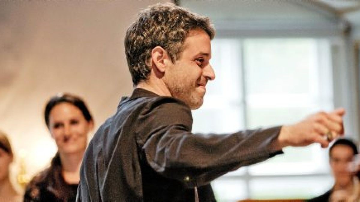 Der Dirigent Lorenzo Ghirlanda kehrt nach Thüringen zurück. Mit dem Orchester „Vox“ spielt er morgen in der Erfurter Thomaskirche. Foto: Marco Borggreve