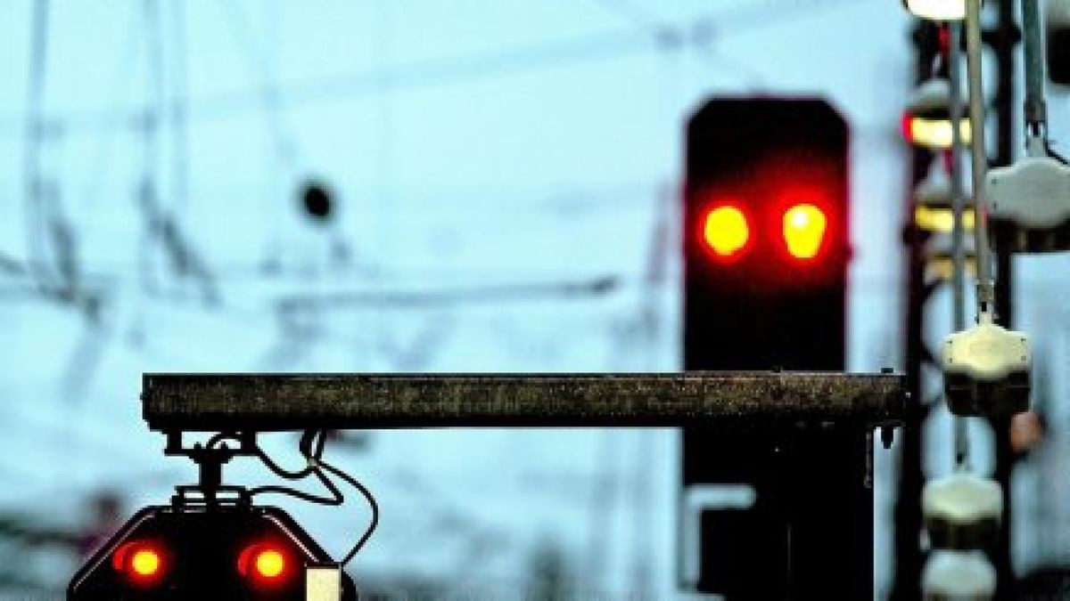 Rote Lichter leuchten an den Signalanlagen am Hauptbahnhof Erfurt. Bahnfahrer müssen sich auch in der neuen Woche wieder auf Zugausfälle und Verspätungen einstellen.