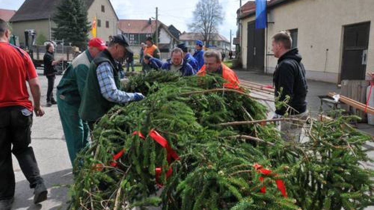 Maibaumsetzen Großbockedra und Obergneus