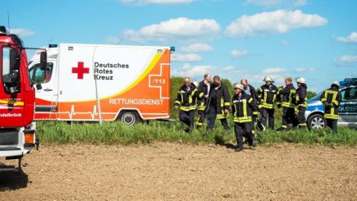 Insgesamt waren neben Polizei und Feuerwehr fünf Rettungswagen, ein Notarztfahrzeug sowie ein Rettungshubschrauber im Einsatz. Foto: Sascha Fromm