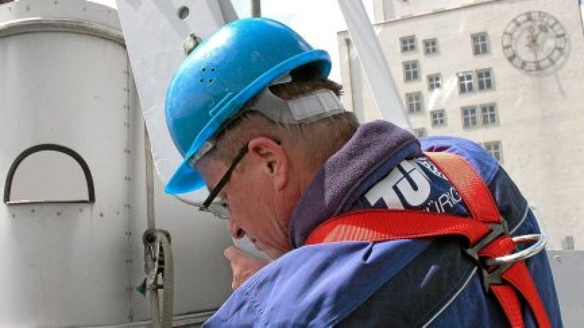 Sicherheit ist das Thema für den Tüv Thüringen. Auch bei der Prüfung an einer Fassadenbefahranlage– wie hier in Jena. Foto: Jan Schnellhardt