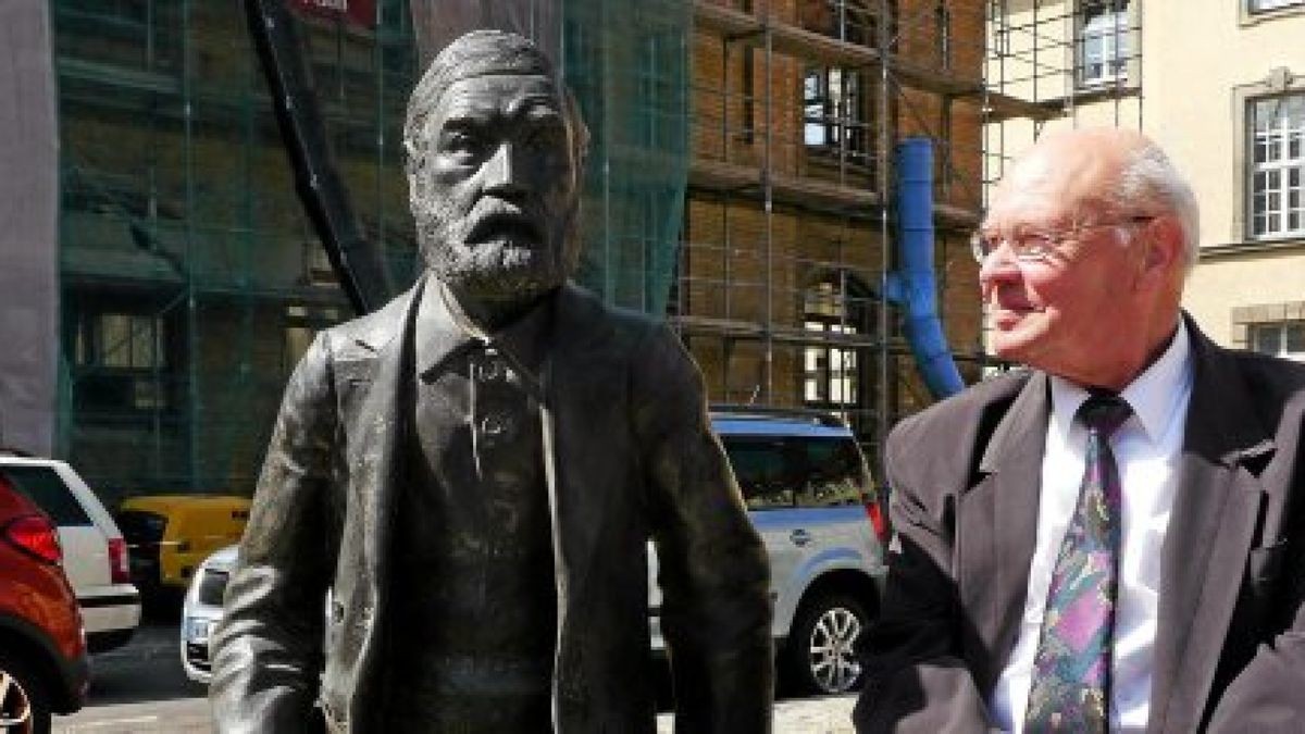 Hartmut Lützelberger war nach der Enthüllung der Erste, der neben der Statue für ein Bild Platz nehmen durfte. Er ist der Großneffe Ernst Abbes. Foto: Klaus Wuggazer