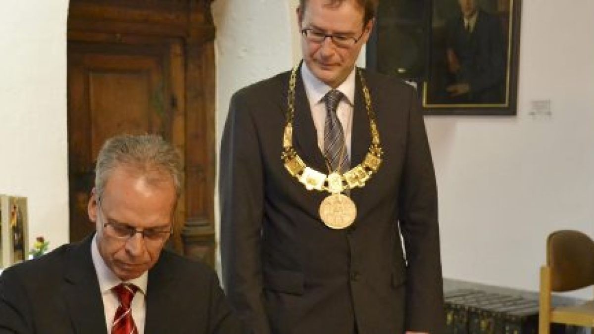 Alt-OB Hans-Dieter Dörbaum wird durch seinen Nachfolger Johannes Bruns zum Ehrenbürger ernannt. Foto: Reiner Schmalzl