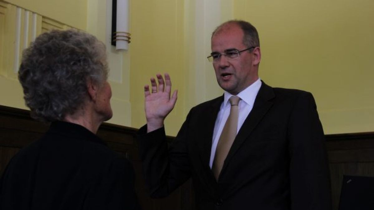 Matthias Jendricke leistet den Amtseid als Landrat. Fotos: Thomas Müller