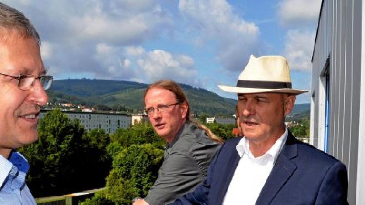 Arbeitsstelle mit Aussicht: Geschäftsführer Ingo Schrewe (links) mit OB Gerd-Michael Seeber und Bürgermeister Kay Tischer auf dem Balkon eines Büros. Foto: André Heß